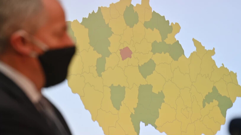 Der tschechische Gesundheitsminister Roman Prymula steht vor einer Karte Tschechiens, auf der Regionen nach dem Infektionsrisiko bewertet werden. Das ganze Land ist von der Bundesregierung zum Corona-Risikogebiet erklärt worden. Foto: Michal Kamaryt/CTK…