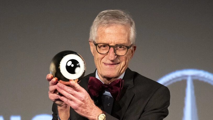 Der Zürcher Regisseur Rolf Lyssy ist am Montagabend im Zürcher Kino Corso mit dem Career Achievement Award des Zurich Film Festival (ZFF) ausgezeichnet worden.