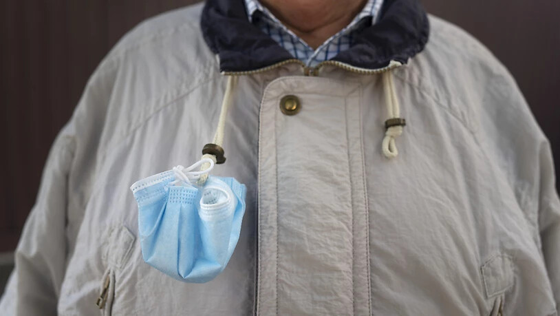 Personen, die mit dem öffentlichen Verkehr unterwegs sind, bewahren ihre Hygienemasken auf unterschiedlichste Weise auf. (Archivbild)