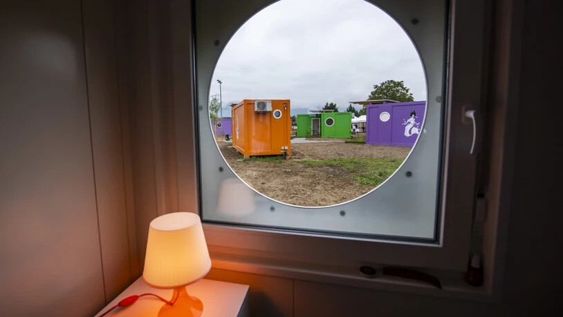 Das Bullauge ist ein Merkmal aller mobiler Wohn-Container der Obdachlosensiedlung im Genfer Vorort.