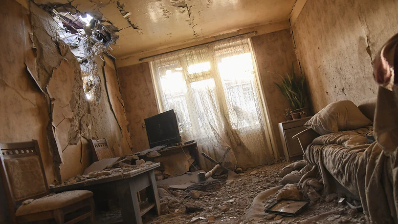 Eine unter Beschuss geraten Wohnung in Stepanakert. Foto: David Ghahramanyan/NKR InfoCenter PAN Photo/AP/dpa