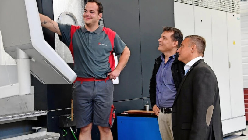 Interessiert: Besitzer Oliver Dürr (von rechts) und Verkaufsleiter Andreas Tinner schauen Adrian Freund, Fachspezialist Grossteilfertigung, zu, wie er die neue Grossmaschine für Aluminium bedient. Bild Madeleine Kuhn-Baer