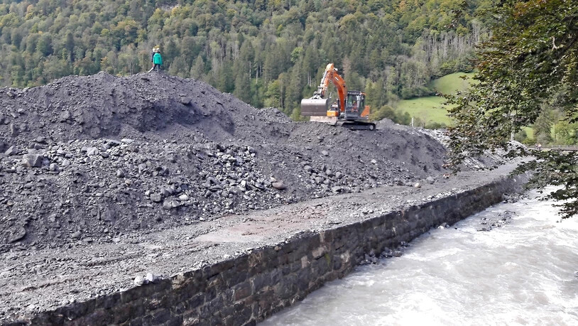 Spielplatz für die Kleinen: Am Sonntag steigen Kinder auf die meterhohen Geschiebehaufen beim Diesbach