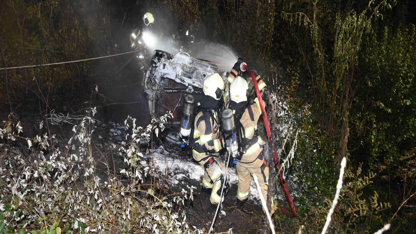 Nachteinsatz: Rund 25 Mann der Feuerwehr Rapperswil-Jona rücken nach dem Unfall aus.