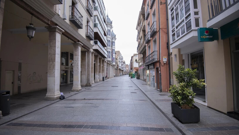 Die Calle Mayor in Palencia ist menschenleer. Wegen stark steigender Corona-Zahlen werden nach Madrid und neun Kommunen im Umland zwei weitere spanische Städte im Nordwesten des Landes weitgehend abgeriegelt. Betroffen ist die Provinzhauptstadt León mit…