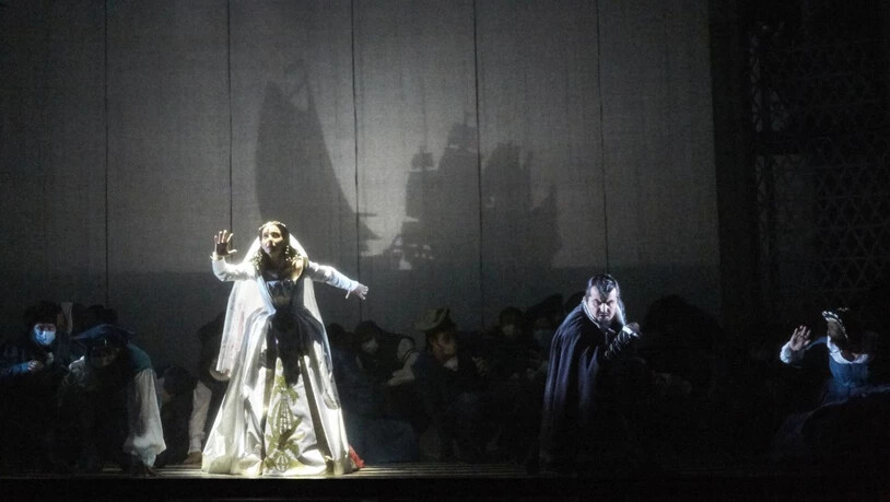 Die Dienerin Emilia (Sarah Mehnert) und die Zyprioten erwarten die Ankunft von Otello: Die Berner Inszenierung der Verdi-Oper "Otello" rückt die Dienerin ins Zentrum; aus ihrer Perspektive wird das Drama erzählt.