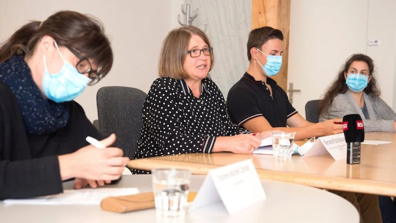 Komitee: Yvonne Michel Conrad, Renate Rutishauser, Andrin Ehrler und Doris Brasi (von links) erklären an der Medienkonferenz in Chur ihr Anliegen. Bild Olivia Aebli-Item