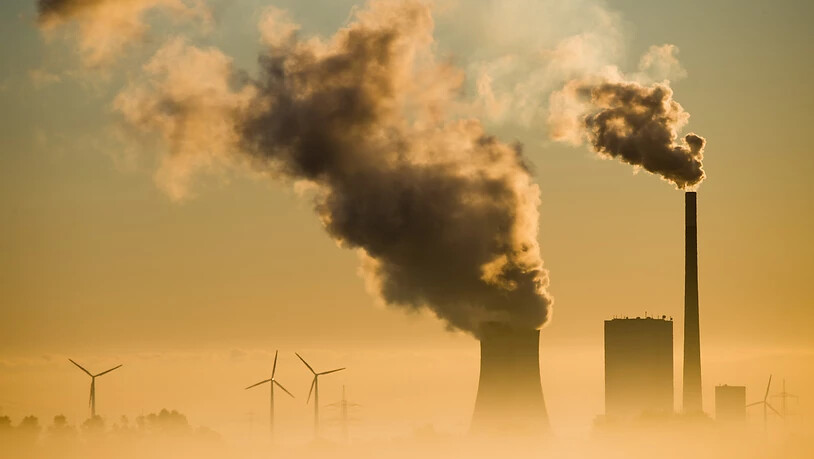 ARCHIV - Das Kohlekraftwerk Mehrum und Windräder produzieren Strom. Foto: Julian Stratenschulte/dpa