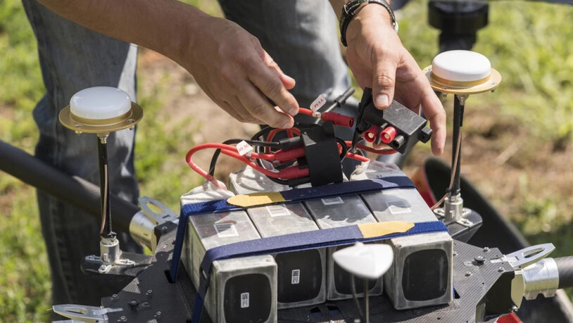 Ein Drohnenpilot bereitet ein Gerät für einen Sprühflug gegen Pilzbefall vor. Eine gute Sache, finden ETH-Forscher. Digitalisierung sei Bestandteil einer ganzheitlichen Pestizidstrategie - natürlich neben alternativen Anbaumethoden und deren Förderung…