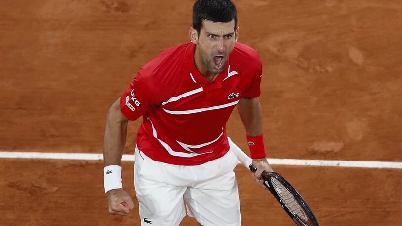 Novak Djokovic zeigt Stefanos Tsitsipas die Muskeln