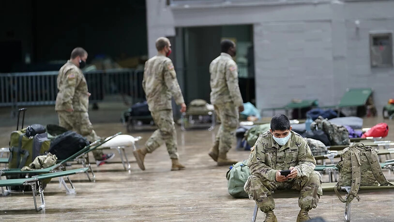 In Lake Charles in Louisiana stellen Mitglieder der Nationalgarde Betten in einem Schutzraum auf. Foto: Gerald Herbrt/AP/dpa