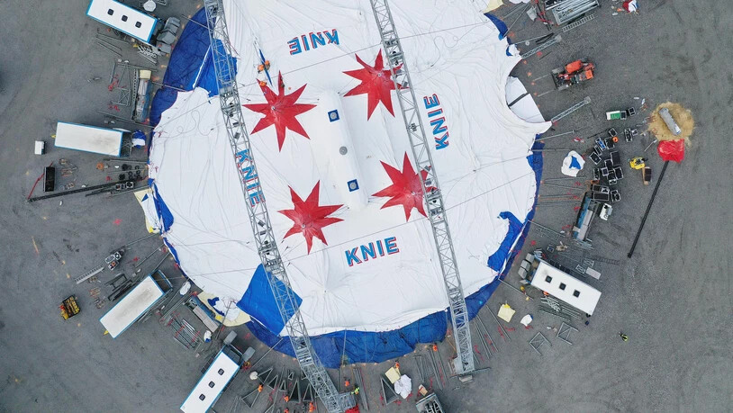 Zirkus Knie baut sein Zelt auf der Oberen Au in Chur auf.