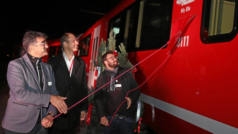 Paten: Marcus Caduff (links) und Luzi C. Schutz (rechts) enthüllen mit RhB-Direktor Renato Fasciati den Namen des Zuges.