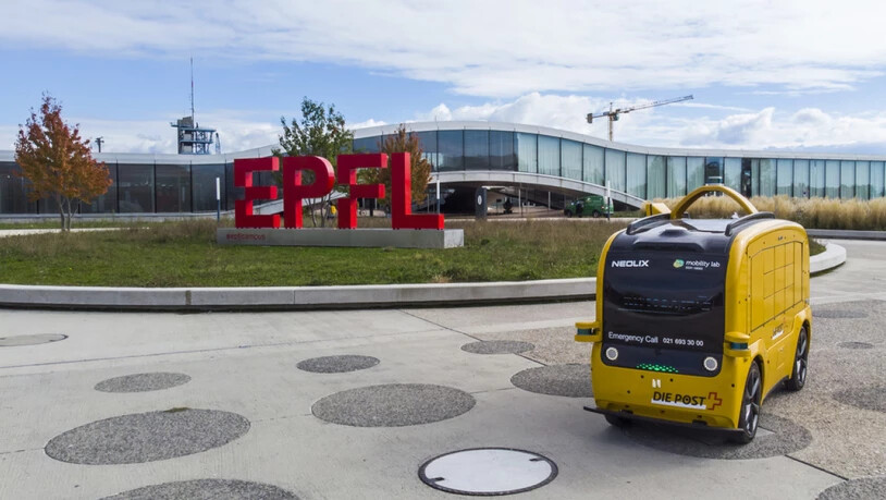 Der knapp 3 Meter lange und 1,8 Meter hohe autonome Minibus bewegt sich mit 6 km/h auf dem EPFL-Campus.