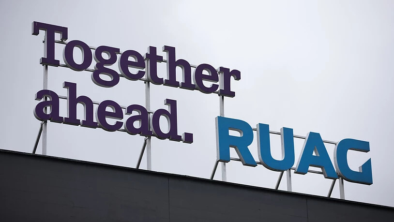 Das Logo der Ruag am Ruag-Standort in Emmen. Bei Ruag International fallen nun aufgrund der Coronakrise Jobs weg.