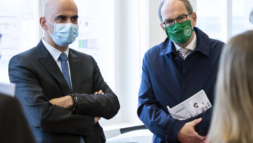 Im Kantonsspital St. Gallen: Bundesrat Alain Berset (links) und der St. Galler Regierungspräsident Bruno Damann lassen sich das Zentrum für Labormedizin erklären.  Bilder Peter Schneider/Keystone