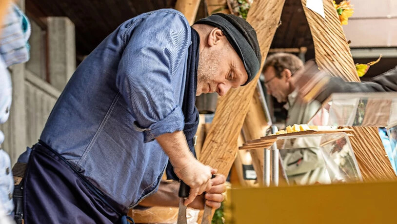 Neuheit: Weil der Chäsmärt in Elm ausfällt, werden Alpkäse und andere Spezialitäten nun in Glarus angeboten.