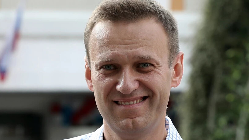ARCHIV - Alexej Nawalny lächelt, nachdem er seine Stimme bei der Stadtratswahl in Moskau  abgegeben habt.Die EU wird nach dem Giftanschlag auf den Kreml-Kritiker Alexej Nawalny sechs Personen und eine Organisation aus Russland mit Sanktionen belegen…