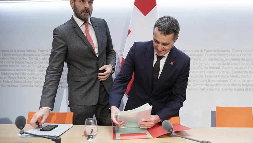 Aussenminister Ignazio Cassis (rechts) trennt sich von seinem Staatssekretär Roberto Balzaretti. Dieser hatte das EU-Rahmenabkommen ausgehandelt, das von vielen Seiten unter Beschuss geraten ist. (Archivbild)