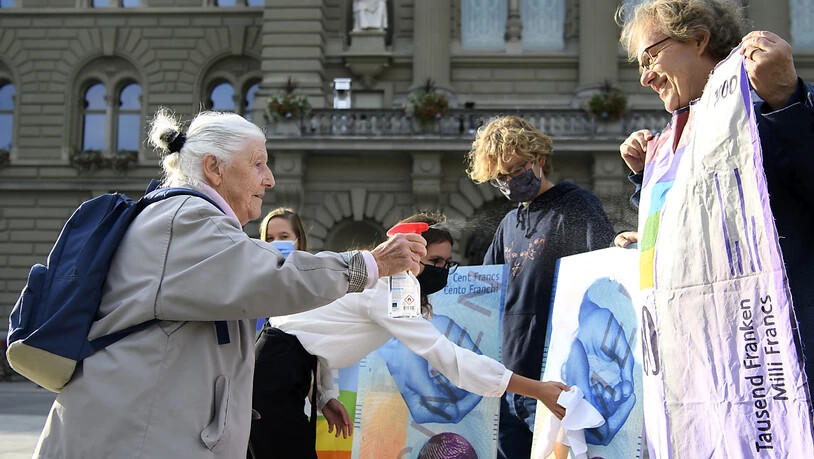 Louise Schneider (links) von der Gruppe für eine Schweiz ohne Armee (Gsoa) und ihre Mitstreitenden dürfen noch immer auf ein Volks-Ja hoffen zur Kriegsgeschäfte-Initiative am 29. November.