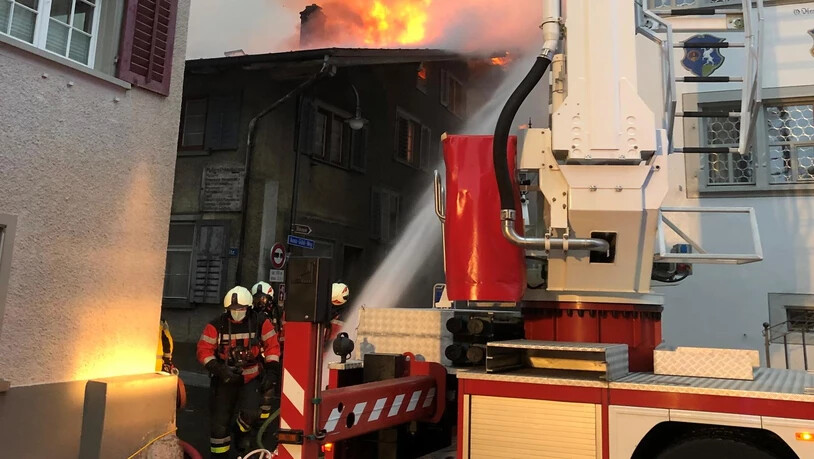 Der Dachstock eines Wohnhauses brennt. Die Gründe für den Brand sind noch unklar.