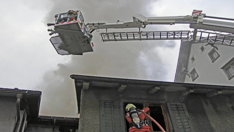 Die Feuerwehren Glarus Nord und Glarus waren im Einsatz, um den Brand in Mollis zu löschen.