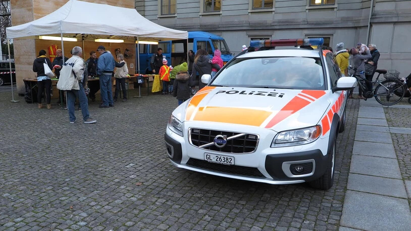 Die Kantonspolizei Glarus darauf aufmerksam, wie wichtig es ist, in der dunklen Jahreszeit gesehen zu werden.