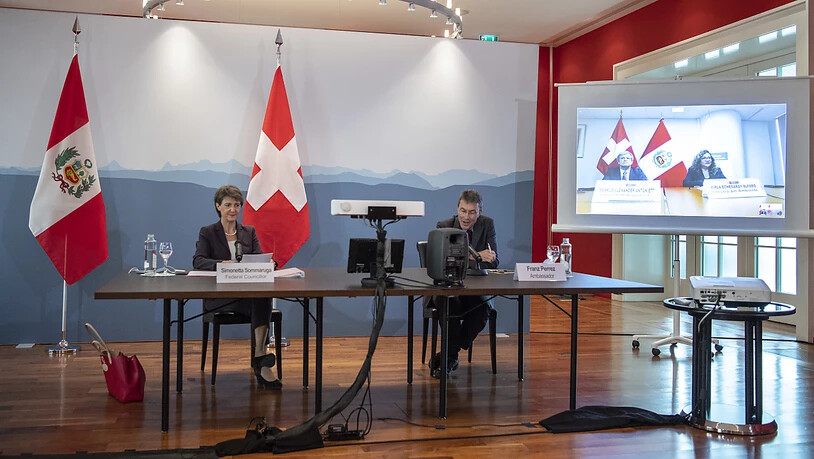 Bundespräsidentin Simonetta Sommaruga verfolgt neben Botschafter Franz Perrez die Unterzeichnung von Perus Umweltministerin Kirla Echegaray Alfaro des Klimaabkommen Schweiz-Peru.