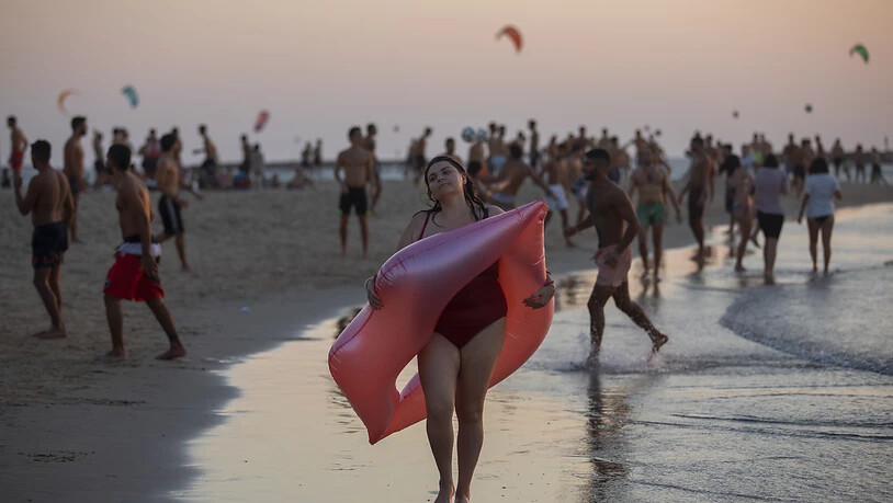 ARCHIV - Der Strand darf in Israel im Zuge der Lockerungen wieder besucht werden. Foto: Oded Balilty/AP/dpa