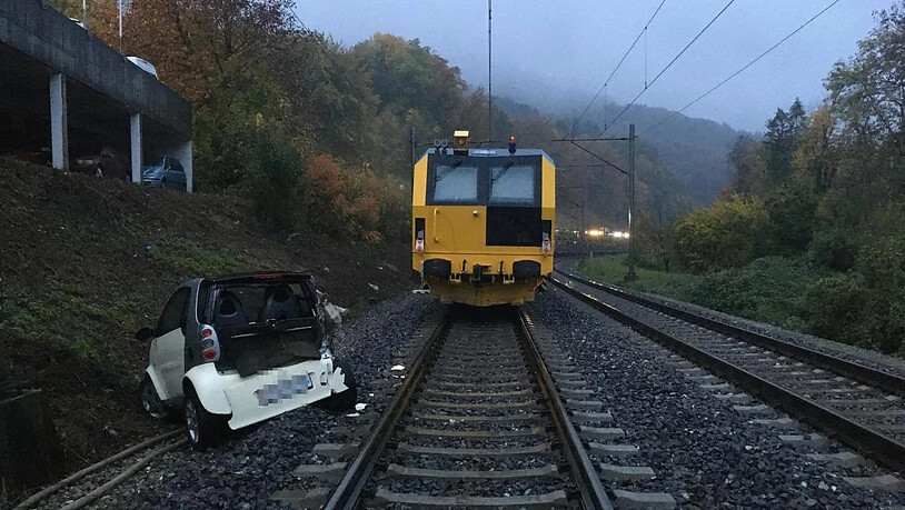 Dieser Kleinwagen rollte bei Baden AG auf das Bahngleis und kollidierte mit einem Güterzug.