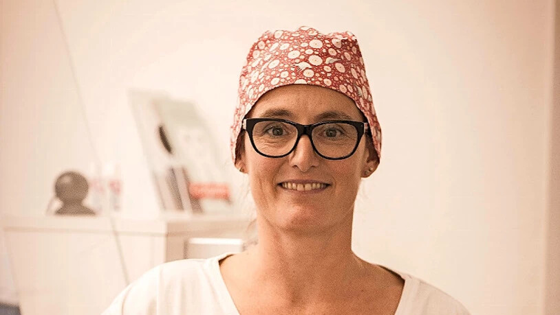 Früher sofort Schweissperlen auf der Stirn, heute ganz ruhig – Sonja Mächler steht während der Zahnreinigung unter Hypnose. Bilder: Sasi Subramaniam