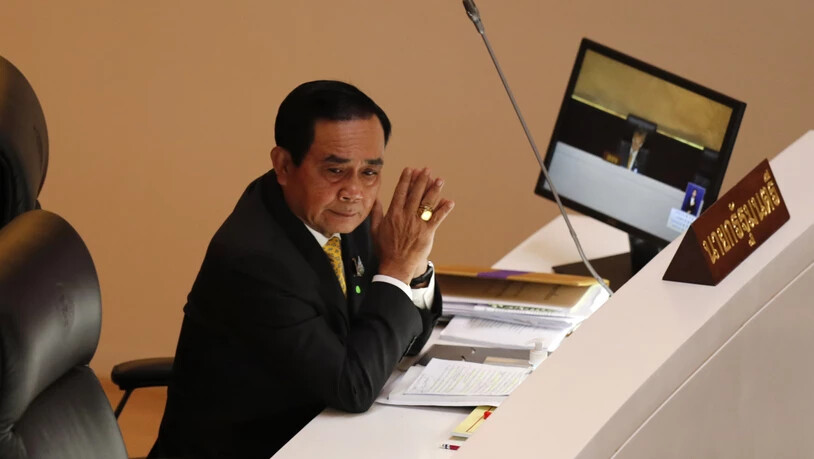 Prayut Chan-o-cha, Regierungschef von Thailand, während der Sondersitzung im Parlamentsgebäude. Foto: Sakchai Lalit/AP/dpa