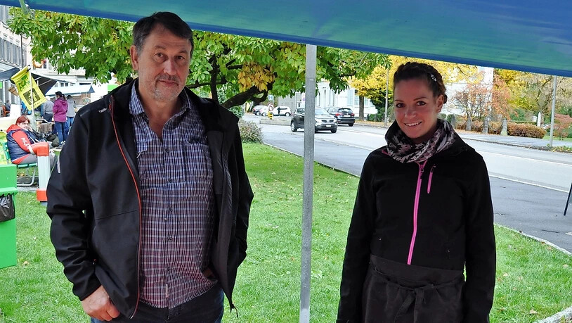 Albrecht Rhyner von der Glarona und Judith Rychen von der Alp Mühlebach verkaufen erstmals den «Hobelchäs».