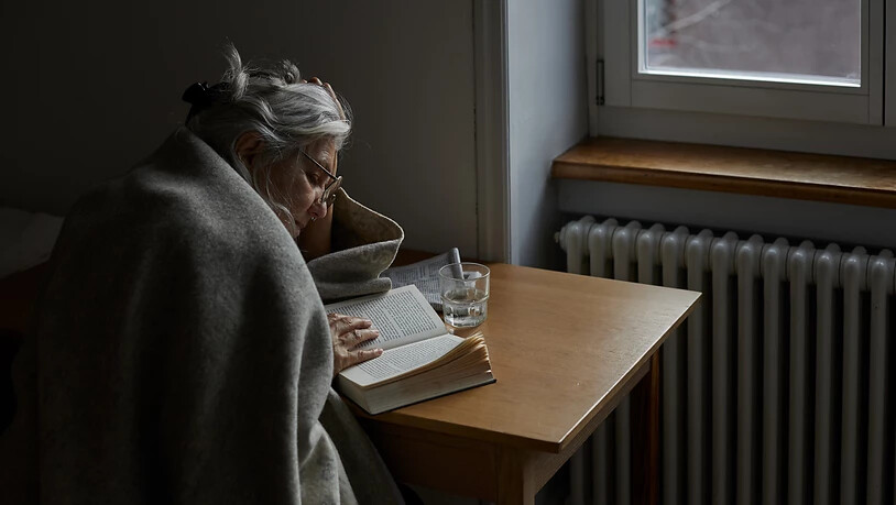 Armut hat viele Gesichter: Eine ältere Frau beim Lesen. (Gestelltes Symbolbild)