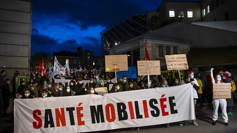Mehrere hundert Menschen forderten in Lausanne bessere Bedingungen für das Gesundheitspersonal.
