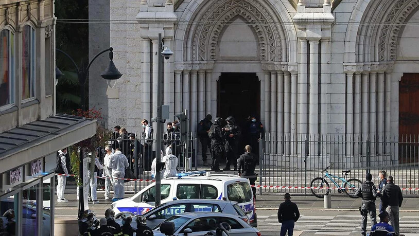 dpatopbilder - Polizisten der Eliteeinheit Raid treffen ein, um die Kirche Notre-Dame nach einem Messerangriff zu durchsuchen. Bei einer Messerattacke in der südfranzösischen Küstenstadt Nizza hat es mindestens einen Toten und mehrere Verletzte gegeben…