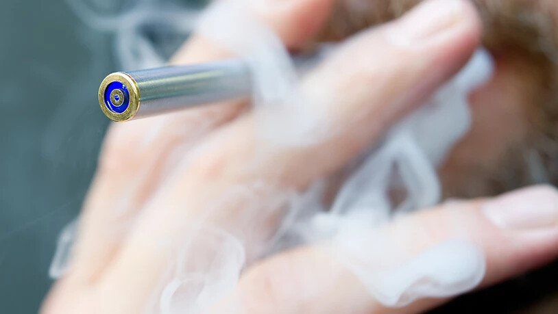 E-Zigaretten sind gerade bei Jungen besonders beliebt. Das Parlament will diese Produkte neu besteuern. (Themenbild)