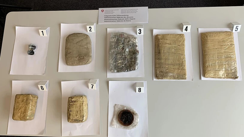 Ein Schweizer versuchte am Flughafen Zürich ein breites Sortiment an Drogen ins Land zu schmuggeln.