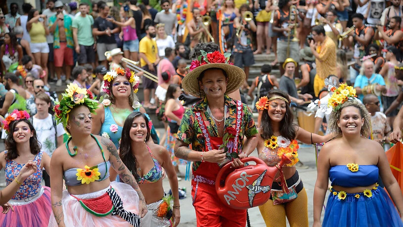 ARCHIV - Menschen feiern Straßenkarneval in der Stadtmitte. Nach der Verschiebung des weltberühmten Karnevals im Sambodrom hat die brasilianische Metropole Rio de Janeiro 2020 wegen der Corona-Pandemie den Straßenkarneval abgesagt. Foto: Fernando Frazão…