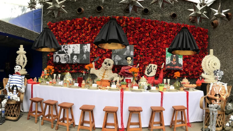 Altar zum Tag der Toten, der - inspiriert an Zeichnungen und Ideen des französischen Mode-Designers Gaultier - von 30 mexikanischen Künstlern für eine Installation im Frida-Kahlo-Museum gestaltet wurde. Foto: Jair Cabrera Torres/dpa