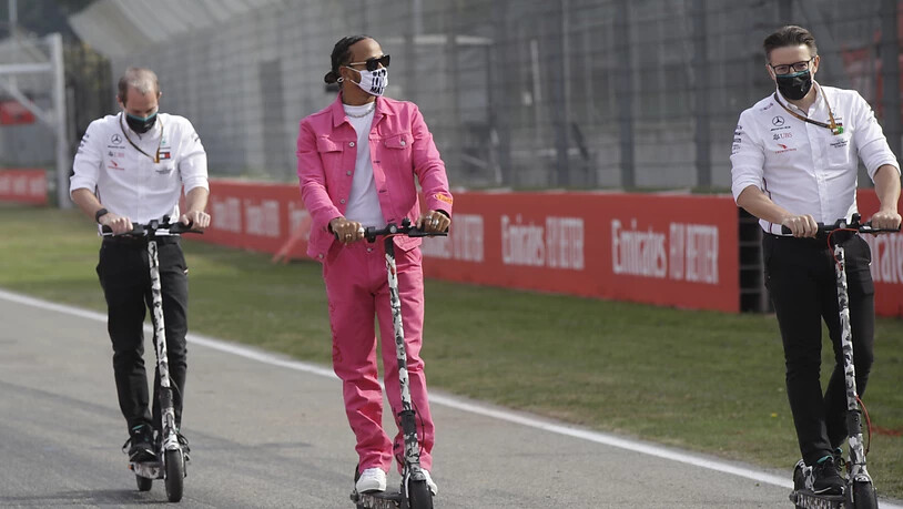 Extravagant wie eh und je: Lewis Hamilton im pinken Outfit bei der Streckenbesichtigung im Autodromo Enzo e Dino Ferrari in Imola