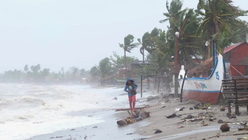 dpatopbilder - «Goni» kommt: Starke Wellen an einer Küste der östlichen Philippinen. Foto: Uncredited/AP/dpa