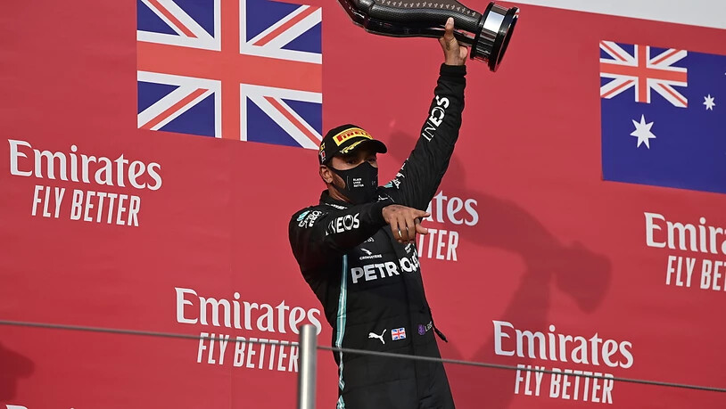 Lewis Hamilton freut sich in Imola über seinen 93. GP-Sieg in der Formel 1