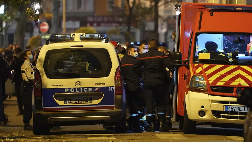 Rettungskräfte und Beamte der Polizei stehen am Tatort, an dem ein griechisch-orthodoxer Priester angeschossen wurde. Ein bislang unbekannter Täter hat in Lyon auf einen orthodoxen Priester geschossen und ihn dabei schwer verletzt. Der griechische…