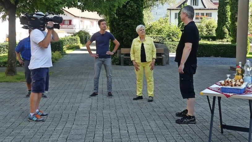 Dreharbeiten für «Mini Schwiiz, dini Schwiiz»: Kandidat Robert Hunold (rechts) stellt seinen Heimatort Oberurnen vor.