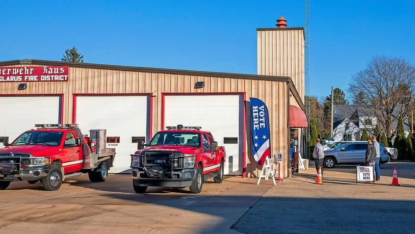 Anstehen fürs Abstimmen: Wegen der Corona-Pandemie wird das Feuerwehrlokal von New Glarus zum Wahllokal umfunktioniert.