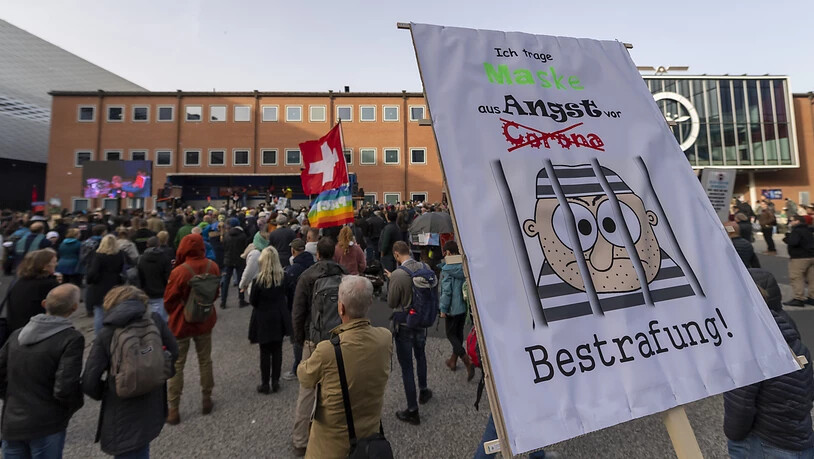 Mehrere Hundert Personen haben am Samstag in Basel an einer Kungebung gegen die Corona-Massnahmen teilgenommen.