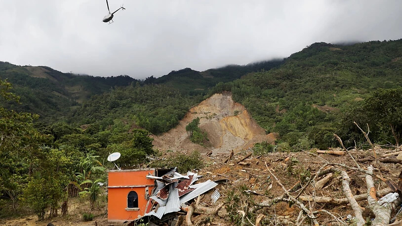 Ein Hubschrauber über dem durch einen Erdrutsch zerstörten Dorf Queja in Guatemala. Foto: Esteban Biba/EFE POOL/AP/dpa