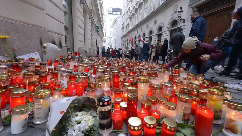 Menschen gedenken mit Kerzen und Blumen der Opfer des Terrorangriffs am 2. November in der Wiener Innenstadt. Foto: Herbert Pfarrhofer/APA/dpa