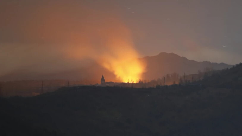 Rauch und Flammen steigen während der Kämpfe zwischen armenischen und aserbaidschanischen Streitkräften in Schuschi in den Himmel. Foto: